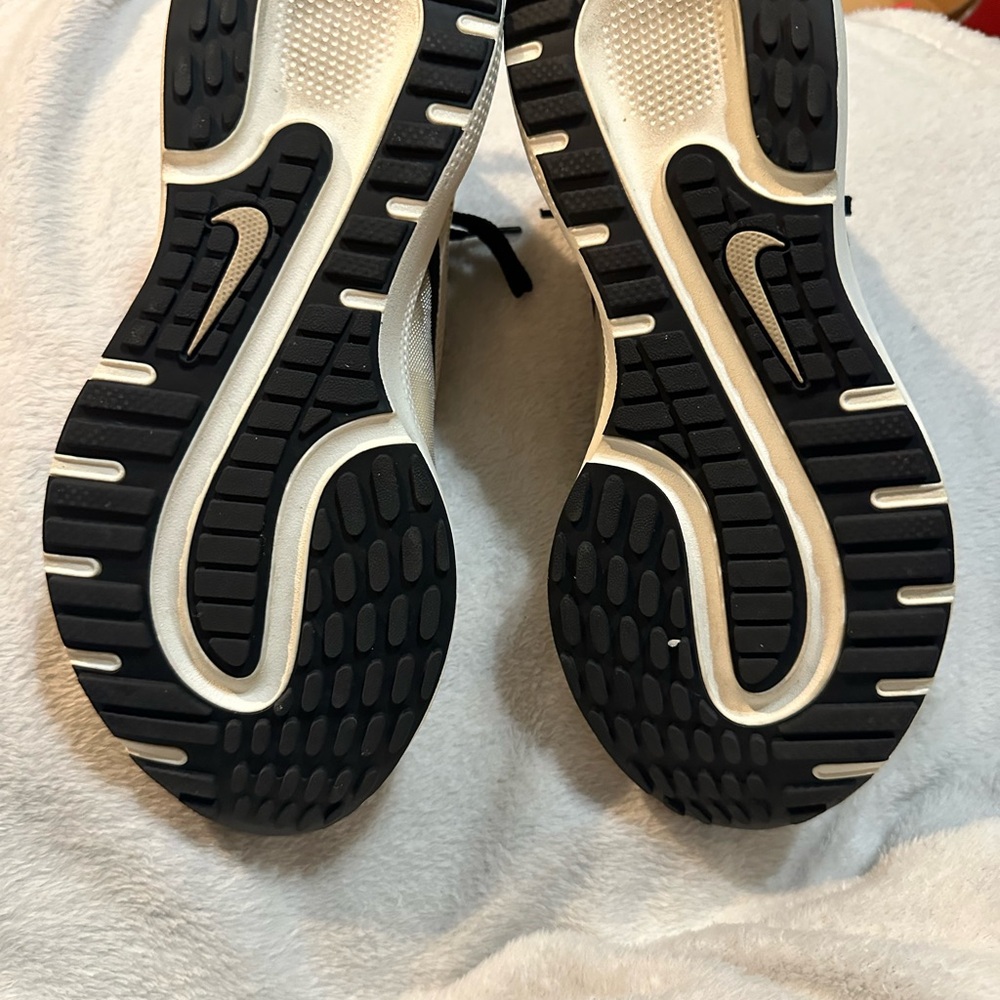 Nike Cream and Black Athletic Shoes - Picture 6 of 8
